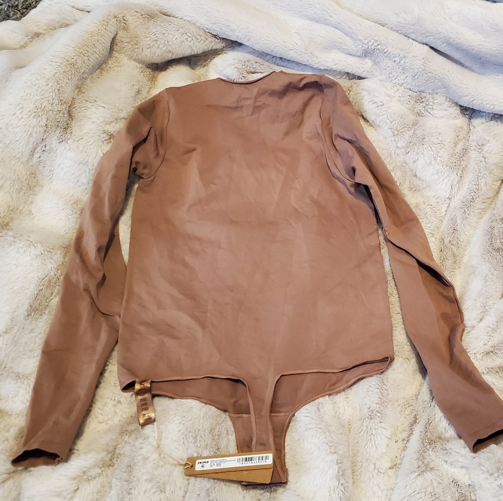 NWT SKIMS Essential Bodysuits crew neck long sleeve bodysuit - Picture 2 of 5